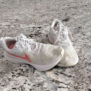 Nike White Athletic Running Shoes with Pink Accent